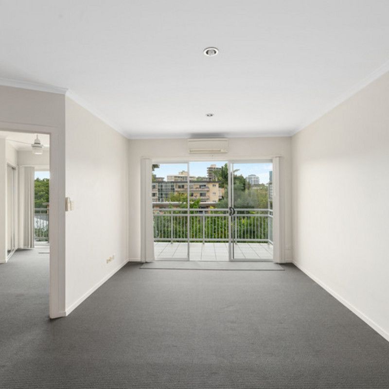 Bright Top-Floor Apartment in a Quiet, Convenient Location - Photo 1