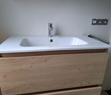 Gerenoveerde woning met 2 slaapkamers en dressing/bureel. Mooie tui... - Foto 6