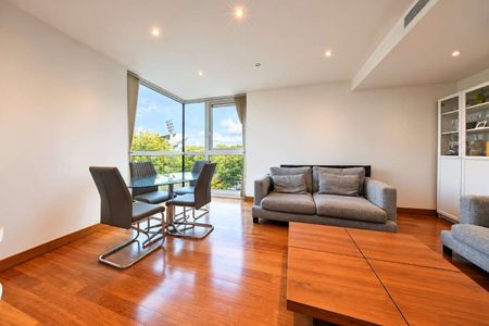 Spacious two bedroom, two bathroom apartment set within a 24 hour portered block with underground parking - Photo 2