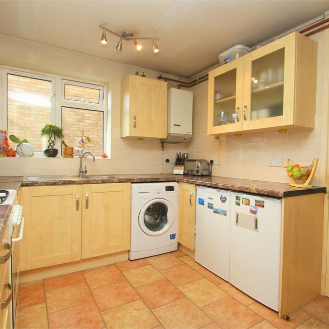 2 bed flat to rent in Laburnum Grove, Langley, SL3 - Photo 1