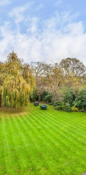 4 bedroom flat in Clevedon Road - Photo 1