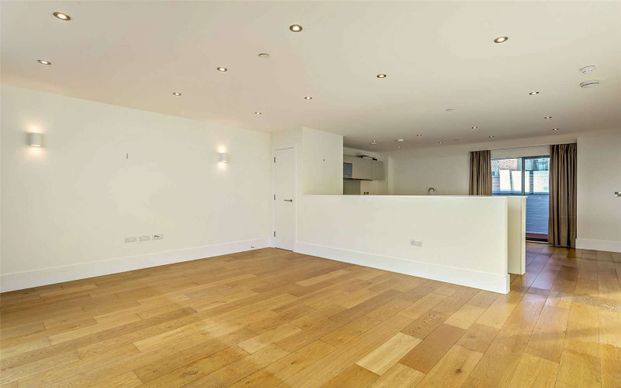 Luxury three bedroom duplex apartment a minute away from the station - Photo 1