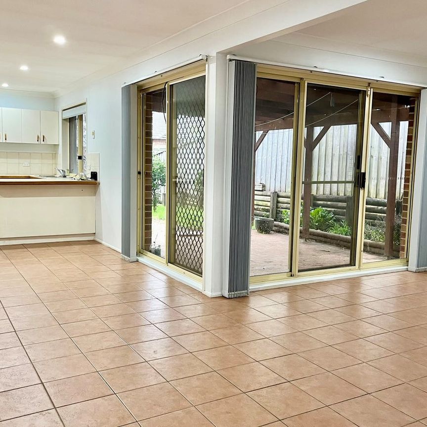 Charming & spacious 4 bedroom family home in the perfect location!! - Photo 1