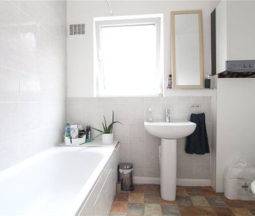 Old Woking Road, West Byfleet, Surrey, KT14 6LG - Photo 6