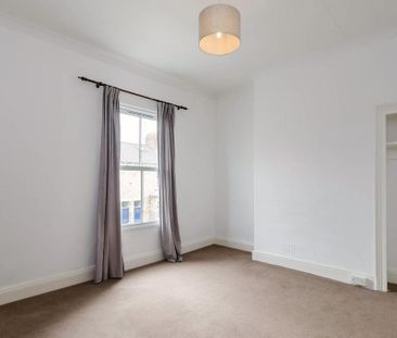 3 bedroom end of terrace house to rent - Photo 2