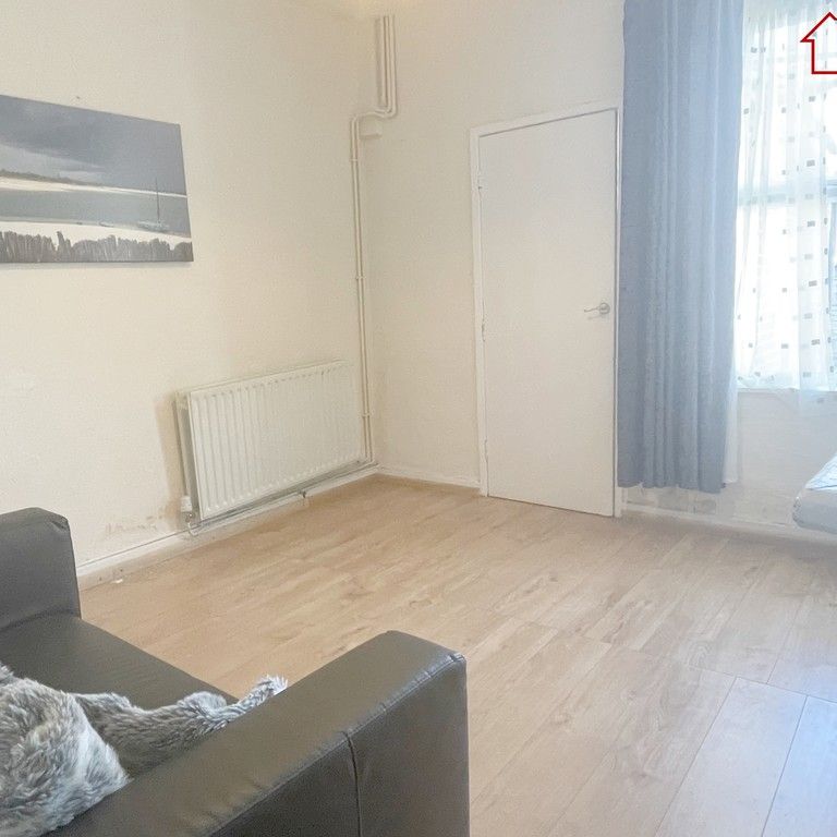 2 Bedroom Mid Terraced House - Photo 1