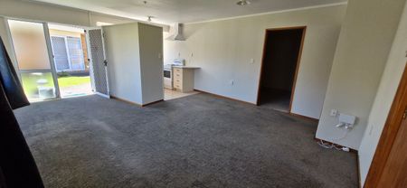 Spacious 2 bdrm house with a single secure garage - Photo 5