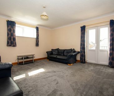 Student house on Redhill drive - Photo 1