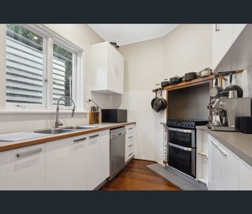 Coastal Character Living in the Heart of Cottesloe - Photo 4