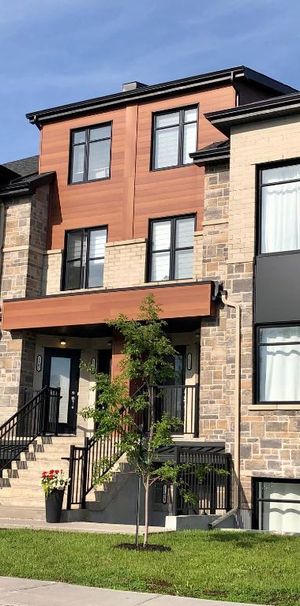 À Louer Superbe 4,5 Triplex Laval Ste-Rose Près Écoles et Commerces (avec stationnement) - Photo 1