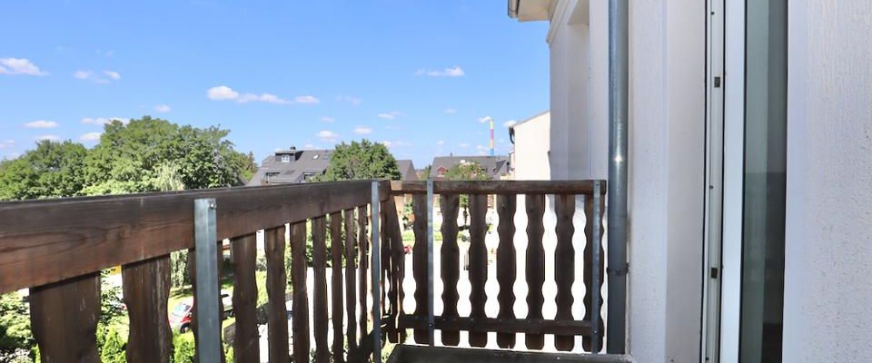 Ruhige Lage • Balkon • 3-Raum • Nussbaumlaminat • praktischer Grundriss • Bad mit Wanne • zur Miete - Foto 1