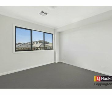 MODERN LIVING - Photo 1