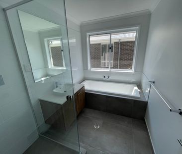 Modern Luxury Living in the Bayside – Spacious 4-Bedroom Family Home - Photo 4