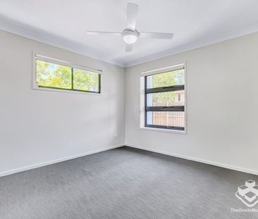 FOUR BEDROOM 2 BATHROOM TOWNHOUSE WITH SINGLE LOCK UP GARAGE & COVE... - Photo 4