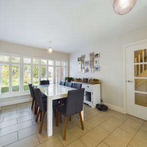 5 bed detached house to rent in School Close, Holmer Green, HP15 6SR - Photo 2