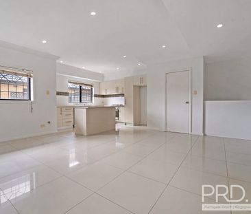 MODERN TRI-LEVEL (2) TWO BEDROOM TOWNHOUSE IN A PRIME LOCATION - Photo 6