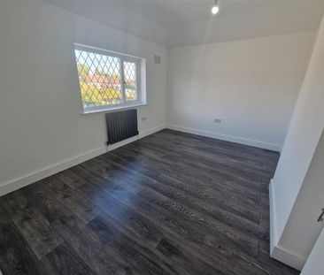 4 bedroom end of terrace house to rent - Photo 4