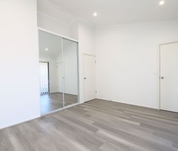 Two Bedroom Renovated Townhouse - Photo 6