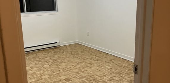 3-1/2 - One Bedroom Apt. - Metro/Park An - Photo 2
