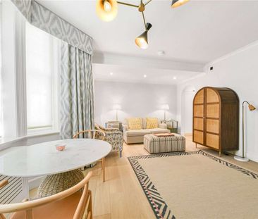 Lower ground floor studio apartment with a private entrance and a s... - Photo 4