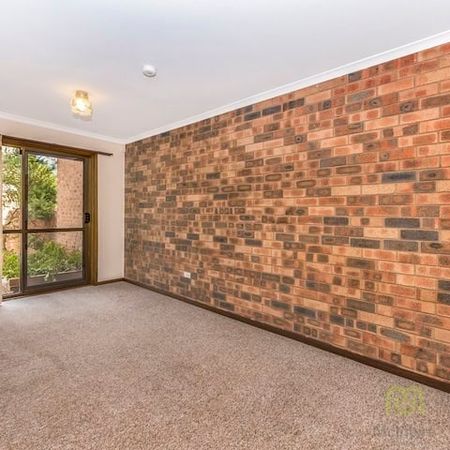 Spacious three bedroom townhouse in convenient location! - Photo 2