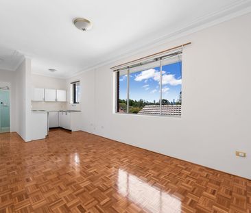 Freshly updated two-bedroom apartment in prime Leichhardt location - Photo 1