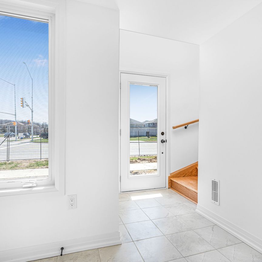 For Lease - 3 FAIRLANE Avenue, Barrie, Ontario - Photo 1