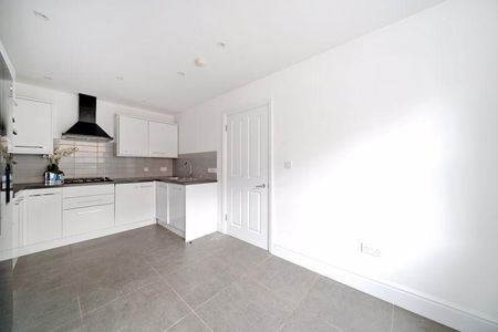 4 bedroom terraced house to rent - Photo 3