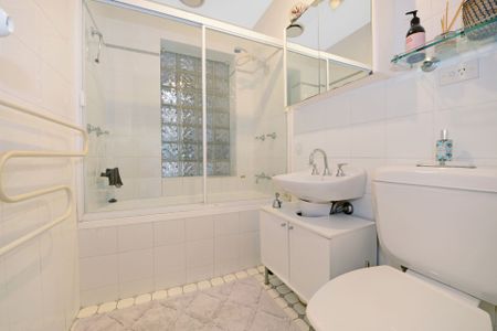 Private and Leafy Lower Duplex in Quiet Street - Photo 2