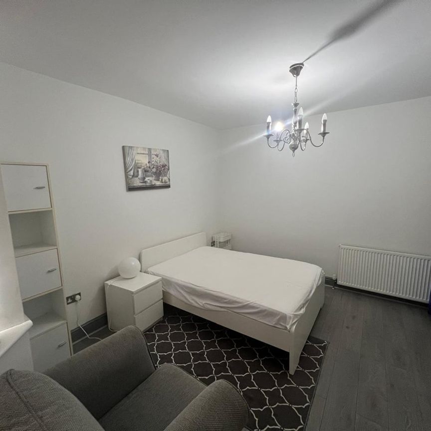 Room in a Shared House, Langhorn Road, SO16 - Photo 1