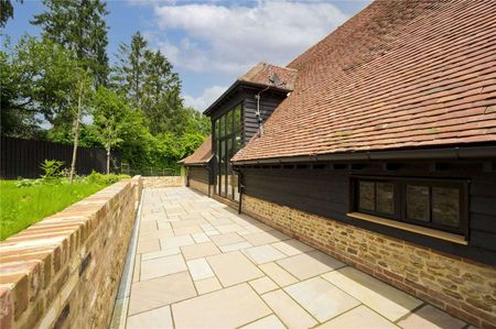 An exceptional barn conversion, combining character and contemporary design in the village of Churt. - Photo 2