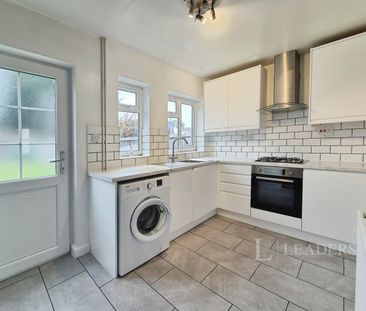 2 bedroom mid-terrace to rent West Avenue, Chelmsford - Photo 3