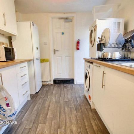 1 bedroom in a house share to rent - Photo 4