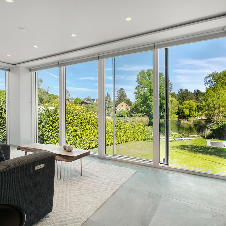 Kun til expats - liebhaveri med direkte udsigt til sø - Photo 1