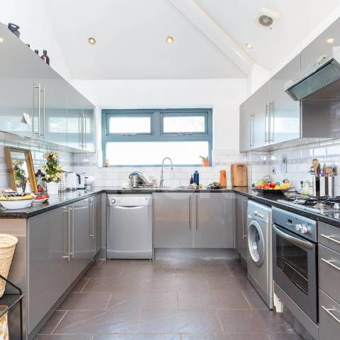 Large studio space with balcony and roof terrace in the heart of Bethnal Green - Photo 1