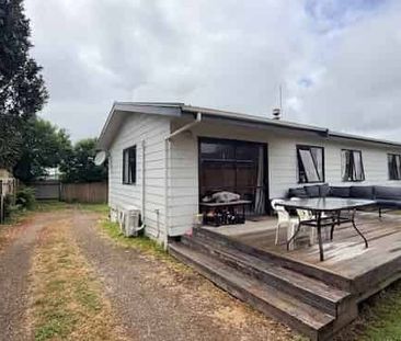 Sunny 3-Bedroom Home with Great Outdoor Living - Photo 2