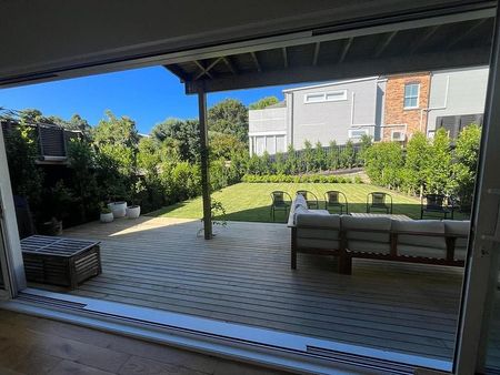 Sunny newly refurbish flat with private backyard - Photo 2