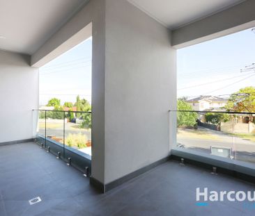 Modern 3-Bedroom Home with Natural Light and Balcony - Photo 6
