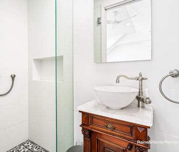 Grand 4 bed terrace in blue ribbon location - Photo 4