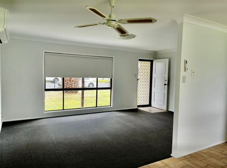 Charming 3 Bedroom Home - Water Included In Weekly Rent - Photo 2