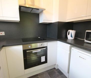 1 bedroom Flat To Let - Photo 2