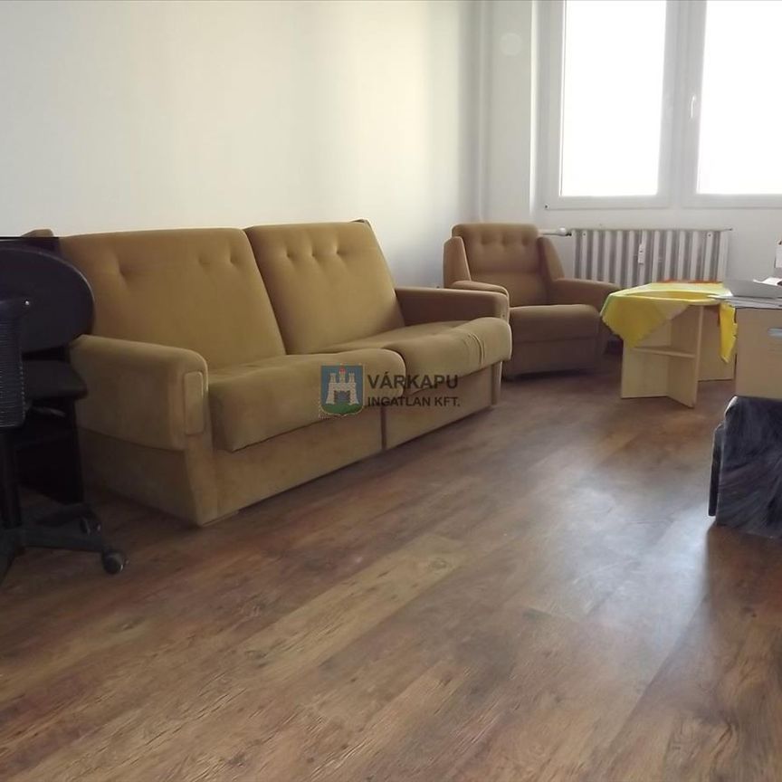 Kiadó részlegesen felújított panel lakás - Székesfehérvár - Photo 1