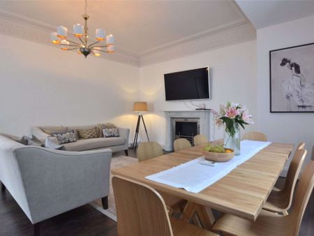 Beautifully presented ground floor apartment in a picturesque Nash Terrace with views of Regent's Park. - Photo 3