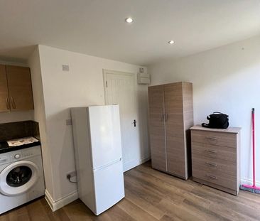 Studio Flat, Gainsborough Road, RM8 - Photo 2