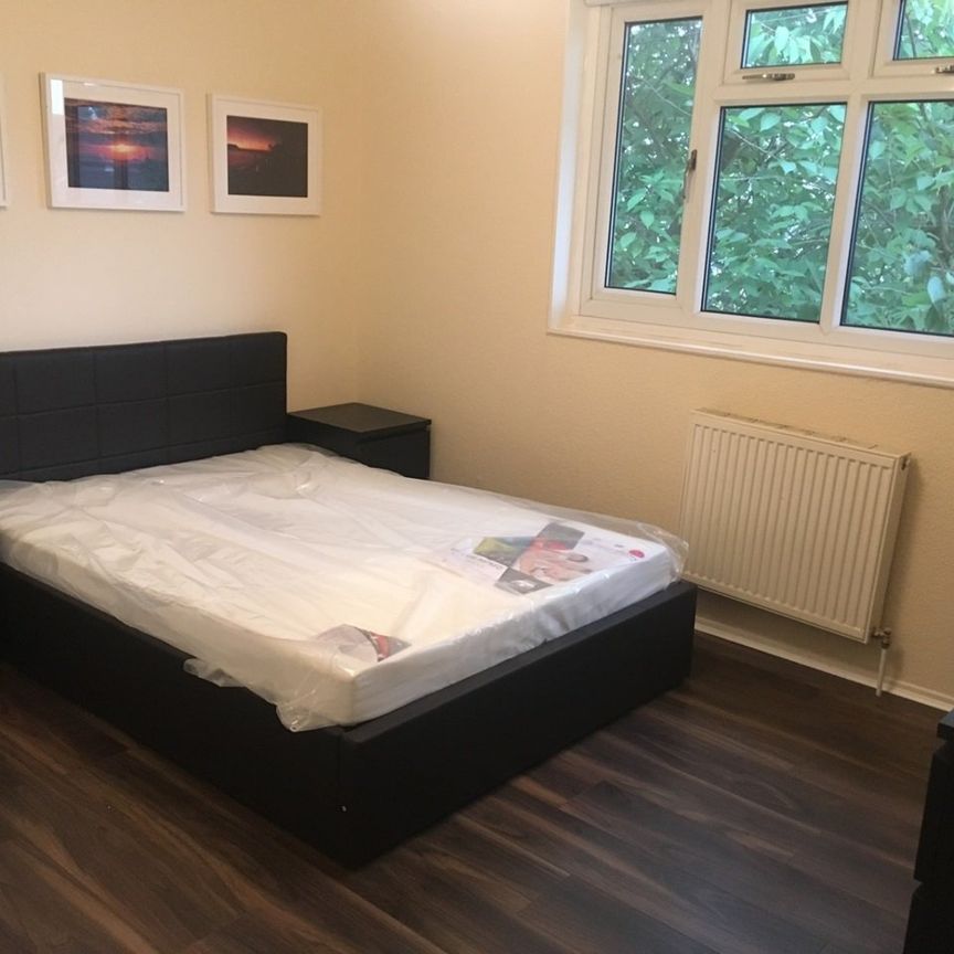 4 Bed Semi-Detached House, Chandos Grove, M5 - Photo 1