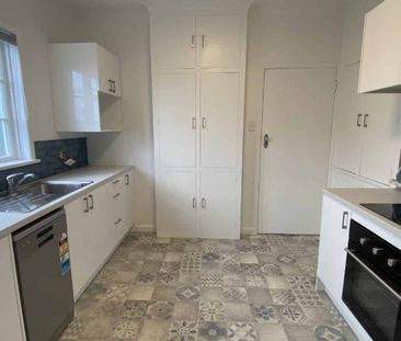 Renovated Art Deco Apartment - Photo 2