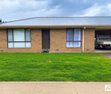 Freshly updated and low maintenance living - Photo 4