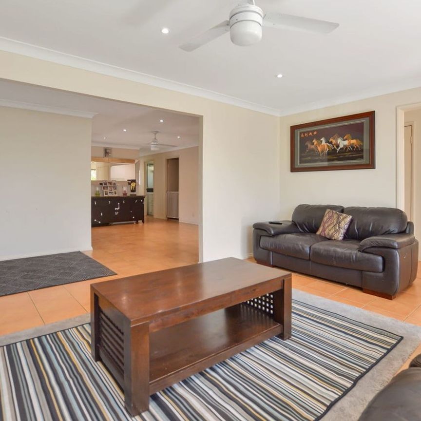 Modern Family Home at a Convenient Location&excl; - Photo 1
