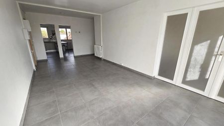 Location Appartement 3 pièces 78m² LA ROCHE SUR YON 85000 - Photo 3