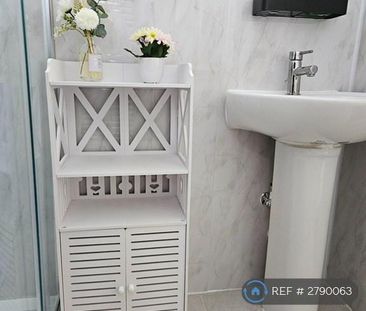 1 bedroom in a house share to rent - Photo 2